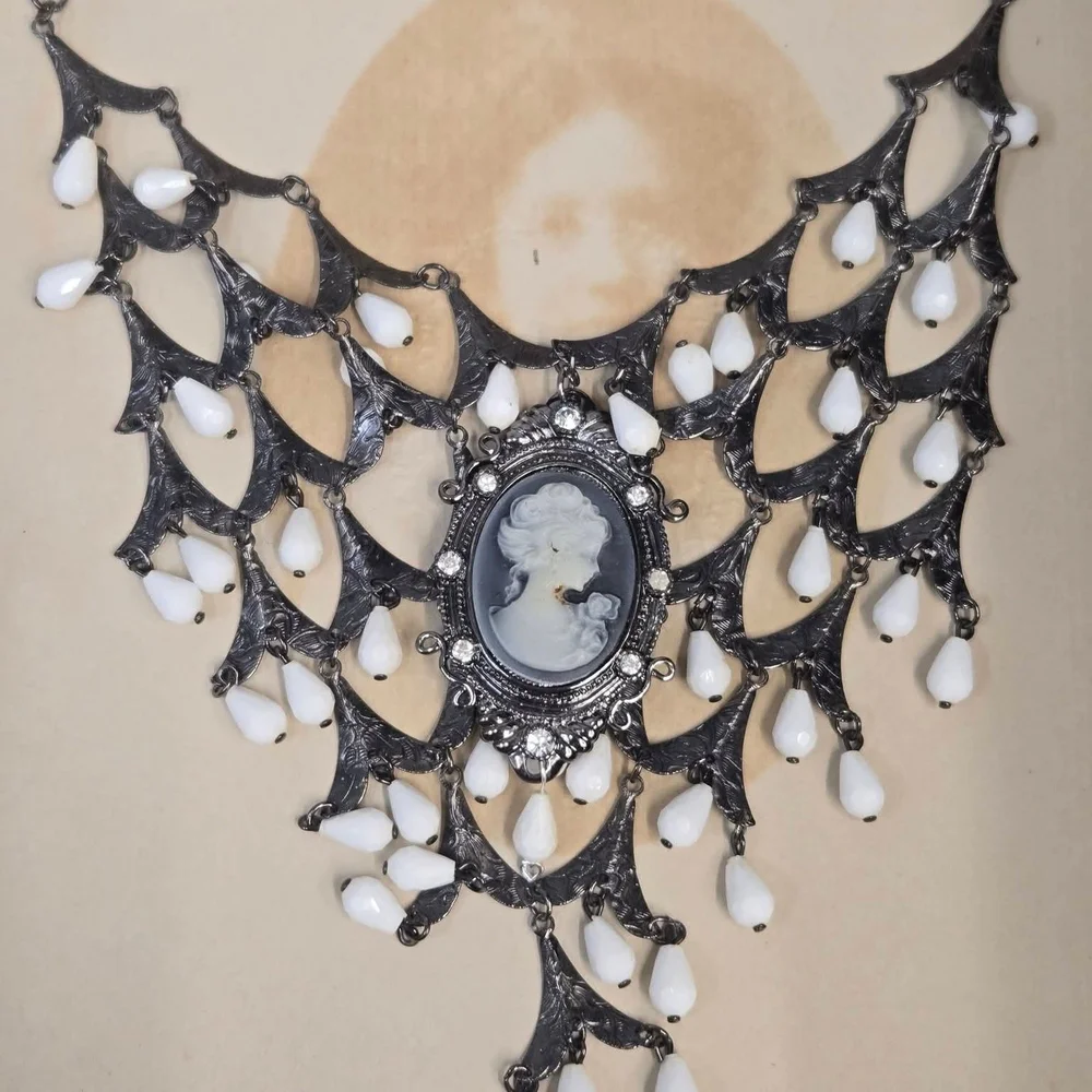 Elegant Silver and Black Necklace - Picture 7 of 7